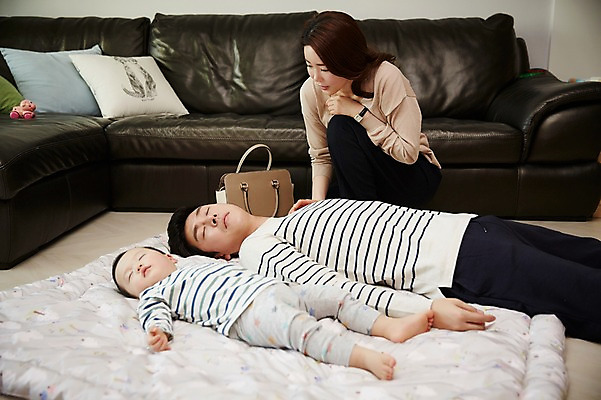 포토 JPG 전신 응시 여자 남자 아들 거실 가족 엄마 실내 앉기 상반신 성인 앞모습 옆모습 세명 30대 소파 눕기 화목 이불 한국인 아기 잠 가족라이프 아빠 워킹맘 국내포토 라이프스타일 시선 뷰포인트 컨셉 의자 관계 침구 모션 사람 동양인 내부 장년 비즈니스우먼 파일형식