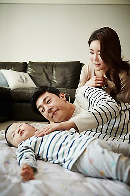 포토 JPG 응시 여자 남자 아들 거실 가족 엄마 실내 미소 앉기 상반신 성인 앞모습 옆모습 세명 30대 소파 눕기 화목 한국인 아기 잠 가족라이프 아빠 국내포토 라이프스타일 시선 뷰포인트 컨셉 의자 관계 모션 표정 사람 동양인 내부 장년 파일형식