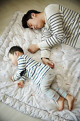 포토 JPG 전신 남자 아들 가족 휴식 실내 상반신 성인 두명 옆모습 30대 하이앵글 눕기 이불 한국인 육아 아기 잠 가족라이프 아빠 부자지간 남자만 남성육아휴직 육아대디 싱글대디 한부모가족 국내포토 라이프스타일 뷰포인트 컨셉 관계 침구 모션 사람 동양인 내부 장년 파일형식 육아휴직