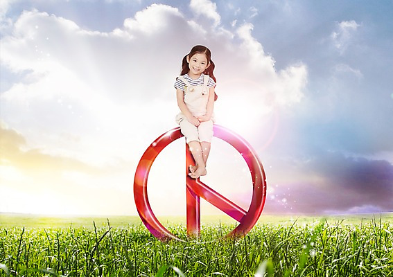 전신 PSD 구름 편집이미지 여자 어린이 하늘 한명 앉기 잔디 앞모습 한국인 투표 선거 이미지편집 자연요소 식물 1 뷰포인트 모션 사람 동양인 민주주의 파일형식