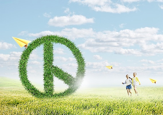 PSD 구름 편집이미지 여자 어린이 두명 한국인 투표 선거 쌍둥이 종이비행기 자매 소녀만 이미지편집 자연요소 가족 사람 동양인 민주주의 종이접기 여자만 어린이만 파일형식