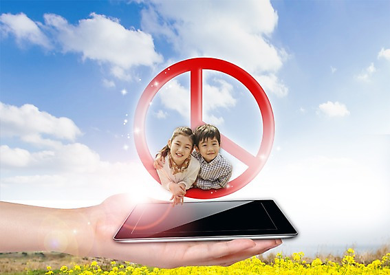 PSD 구름 편집이미지 손 여자 남자 어린이 꽃밭 하늘 들기 두명 신체부위 태블릿 한국인 투표 선거 어린이만 이미지편집 자연요소 꽃 모션 사람 동양인 전자제품 스마트기기 민주주의 파일형식