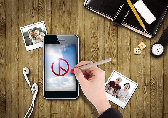 PSD 편집이미지 손 여자 남자 딸 이어폰 모바일 손자 여러명 신체부위 다이어리 노부부 한국인 아빠 투표 선거 폴라로이드사진 모바일투표 이미지편집 부부 음향기기 다수 가족 사람 동양인 사무용품 민주주의 손주 폴라로이드 파일형식