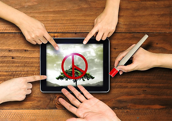 PSD 나무 편집이미지 손 신체부위 태블릿 가리킴 투표 선거 이미지편집 식물 사람 손짓 전자제품 스마트기기 민주주의 파일형식