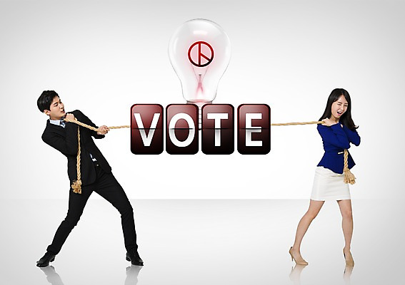 전신 PSD 편집이미지 여자 남자 밧줄 전구 20대 성인 두명 경쟁 한국인 비즈니스맨 비즈니스우먼 투표 선거 줄다리기 성인만 이미지편집 줄 컨셉 비즈니스 놀이 사람 동양인 청년 직장인 민주주의 파일형식