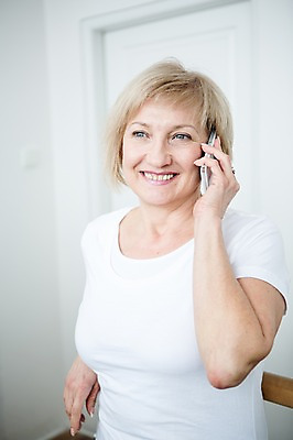 포토 JPG 백인 응시 여자 중년 50대 실내 한명 서기 웃음 들기 상반신 앞모습 아웃포커스 스마트폰 통화 중년여자한명만 국내포토 서양인 1 시선 뷰포인트 모션 촬영기법 표정 사람 성인 내부 핸드폰 스마트기기 여자한명만 중년여자만 파일형식