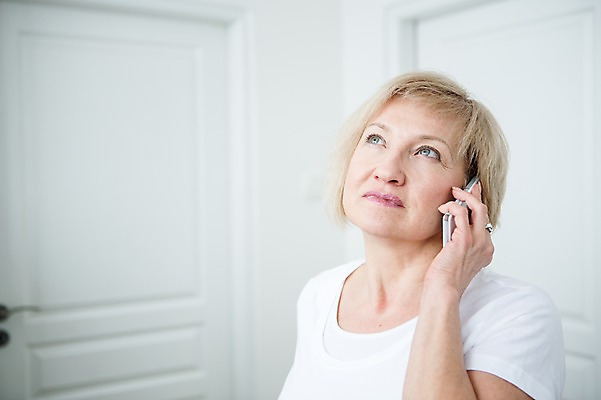 포토 JPG 백인 응시 여자 중년 50대 실내 한명 서기 웃음 들기 상반신 앞모습 아웃포커스 스마트폰 통화 중년여자한명만 국내포토 서양인 1 시선 뷰포인트 모션 촬영기법 표정 사람 성인 내부 핸드폰 스마트기기 여자한명만 중년여자만 파일형식