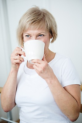 포토 JPG 백인 응시 여자 여유 커피 중년 50대 실내 한명 서기 웃음 들기 상반신 앞모습 마시기 커피잔 중년여자한명만 국내포토 서양인 1 시선 감정 음료 뷰포인트 모션 잔 표정 사람 성인 내부 여자한명만 중년여자만 파일형식