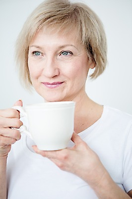 포토 JPG 백인 응시 여자 여유 중년 50대 실내 한명 서기 웃음 들기 상반신 앞모습 커피잔 중년여자한명만 국내포토 서양인 1 시선 감정 커피 뷰포인트 모션 잔 표정 사람 성인 내부 여자한명만 중년여자만 파일형식