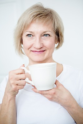 포토 JPG 백인 응시 여자 여유 중년 50대 실내 한명 서기 웃음 들기 상반신 앞모습 커피잔 중년여자한명만 국내포토 서양인 1 시선 감정 커피 뷰포인트 모션 잔 표정 사람 성인 내부 여자한명만 중년여자만 파일형식