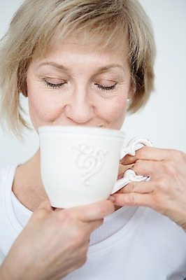 포토 JPG 백인 여자 여유 커피 중년 50대 실내 한명 서기 웃음 들기 상반신 앞모습 눈감음 마시기 커피잔 중년여자한명만 국내포토 서양인 1 감정 음료 뷰포인트 모션 잔 표정 사람 성인 내부 여자한명만 중년여자만 파일형식