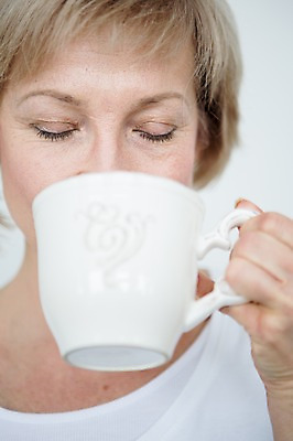 포토 JPG 백인 여자 여유 커피 중년 50대 실내 한명 서기 들기 상반신 앞모습 눈감음 마시기 커피잔 중년여자한명만 국내포토 서양인 1 감정 음료 뷰포인트 모션 잔 사람 성인 내부 여자한명만 중년여자만 파일형식