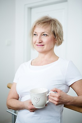 포토 JPG 백인 응시 여자 여유 중년 50대 실내 한명 서기 웃음 들기 상반신 옆모습 기댐 커피잔 중년여자한명만 국내포토 서양인 1 시선 감정 커피 뷰포인트 모션 잔 표정 사람 성인 내부 여자한명만 중년여자만 파일형식