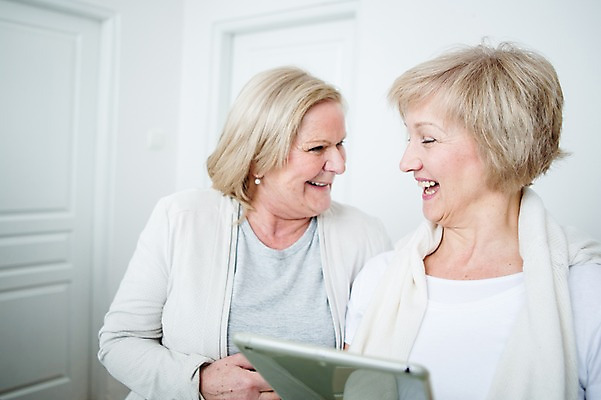 포토 JPG 백인 응시 여자 중년 50대 실내 서기 웃음 들기 상반신 두명 앞모습 태블릿 마주보기 노부부 즐거움 중년만 중년여자만 국내포토 서양인 부부 시선 감정 뷰포인트 모션 표정 사람 성인 내부 전자제품 스마트기기 여자만 성인만 파일형식