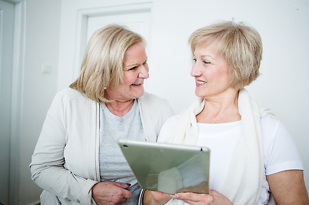 포토 JPG 백인 응시 여자 중년 50대 실내 서기 웃음 들기 상반신 두명 앞모습 태블릿 마주보기 노부부 중년만 중년여자만 국내포토 서양인 부부 시선 뷰포인트 모션 표정 사람 성인 내부 전자제품 스마트기기 여자만 성인만 파일형식