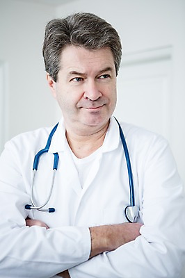 포토 JPG 백인 응시 남자 중년 50대 청진기 실내 한명 서기 웃음 상반신 앞모습 팔짱 의사 중년남자한명만 국내포토 서양인 1 시선 뷰포인트 의료기기 모션 표정 사람 성인 내부 의료진 남자한명만 중년남자만 파일형식