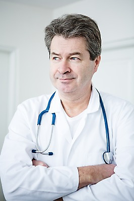 포토 JPG 백인 응시 남자 중년 50대 청진기 실내 한명 서기 웃음 상반신 앞모습 팔짱 의사 중년남자한명만 국내포토 서양인 1 시선 뷰포인트 의료기기 모션 표정 사람 성인 내부 의료진 남자한명만 중년남자만 파일형식