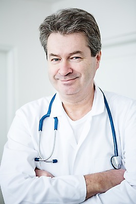 포토 JPG 백인 남자 중년 50대 청진기 실내 한명 서기 웃음 상반신 앞모습 팔짱 의사 중년남자한명만 국내포토 서양인 1 뷰포인트 의료기기 모션 표정 사람 성인 내부 의료진 남자한명만 중년남자만 파일형식