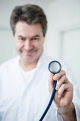 포토 JPG 백인 남자 중년 50대 청진기 실내 한명 서기 웃음 들기 상반신 앞모습 아웃포커스 의사 중년남자한명만 국내포토 서양인 1 뷰포인트 의료기기 모션 촬영기법 표정 사람 성인 내부 의료진 남자한명만 중년남자만 파일형식