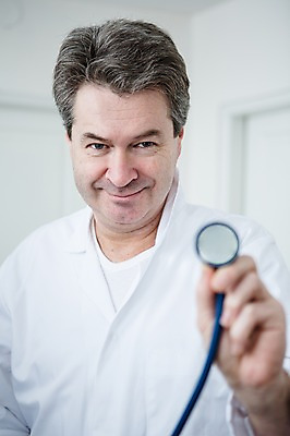 포토 JPG 백인 남자 중년 50대 청진기 실내 한명 서기 웃음 들기 상반신 앞모습 아웃포커스 의사 중년남자한명만 국내포토 서양인 1 뷰포인트 의료기기 모션 촬영기법 표정 사람 성인 내부 의료진 남자한명만 중년남자만 파일형식