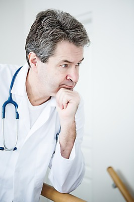 포토 JPG 백인 응시 남자 중년 50대 난간 청진기 실내 한명 서기 상반신 옆모습 기댐 턱괴기 의사 중년남자한명만 국내포토 서양인 1 시선 뷰포인트 의료기기 모션 사람 성인 내부 의료진 남자한명만 중년남자만 파일형식