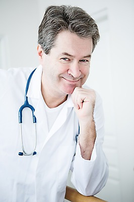 포토 JPG 백인 남자 중년 50대 난간 청진기 실내 한명 서기 웃음 상반신 앞모습 기댐 턱괴기 의사 중년남자한명만 국내포토 서양인 1 뷰포인트 의료기기 모션 표정 사람 성인 내부 의료진 남자한명만 중년남자만 파일형식