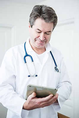 포토 JPG 백인 응시 남자 중년 50대 청진기 실내 한명 서기 웃음 들기 상반신 앞모습 태블릿 의사 중년남자한명만 국내포토 서양인 1 시선 뷰포인트 의료기기 모션 표정 사람 성인 내부 전자제품 스마트기기 의료진 남자한명만 중년남자만 파일형식