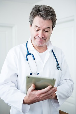 포토 JPG 백인 응시 남자 중년 50대 청진기 실내 한명 서기 웃음 들기 상반신 앞모습 태블릿 의사 중년남자한명만 국내포토 서양인 1 시선 뷰포인트 의료기기 모션 표정 사람 성인 내부 전자제품 스마트기기 의료진 남자한명만 중년남자만 파일형식