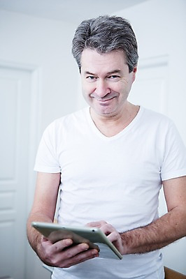 포토 JPG 백인 남자 중년 50대 실내 한명 서기 웃음 들기 상반신 앞모습 태블릿 중년남자한명만 국내포토 서양인 1 뷰포인트 모션 표정 사람 성인 내부 전자제품 스마트기기 남자한명만 중년남자만 파일형식