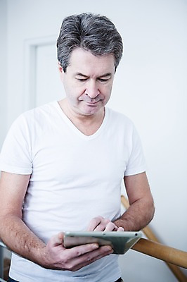 포토 JPG 백인 응시 남자 중년 50대 난간 실내 한명 서기 들기 상반신 앞모습 태블릿 기댐 중년남자한명만 국내포토 서양인 1 시선 뷰포인트 모션 사람 성인 내부 전자제품 스마트기기 남자한명만 중년남자만 파일형식