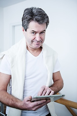 포토 JPG 백인 남자 중년 50대 난간 실내 한명 서기 웃음 들기 상반신 앞모습 태블릿 기댐 중년남자한명만 국내포토 서양인 1 뷰포인트 모션 표정 사람 성인 내부 전자제품 스마트기기 남자한명만 중년남자만 파일형식