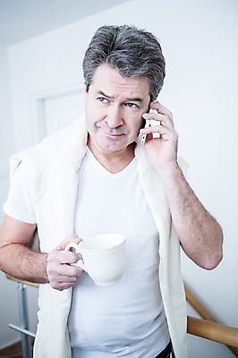 포토 JPG 백인 응시 남자 여유 중년 50대 실내 한명 서기 웃음 들기 상반신 앞모습 스마트폰 커피잔 통화 중년남자한명만 국내포토 서양인 1 시선 감정 커피 뷰포인트 모션 잔 표정 사람 성인 내부 핸드폰 스마트기기 남자한명만 중년남자만 파일형식