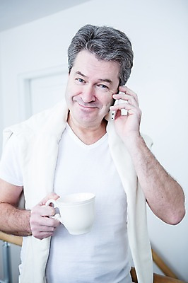 포토 JPG 백인 남자 여유 중년 50대 실내 한명 서기 웃음 들기 상반신 앞모습 스마트폰 커피잔 통화 중년남자한명만 국내포토 서양인 1 감정 커피 뷰포인트 모션 잔 표정 사람 성인 내부 핸드폰 스마트기기 남자한명만 중년남자만 파일형식