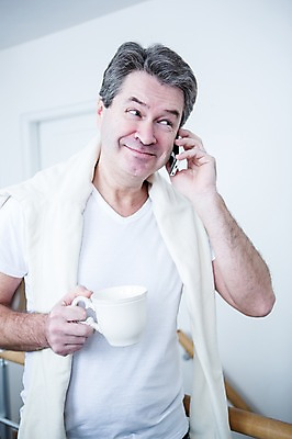 포토 JPG 백인 응시 남자 여유 중년 50대 실내 한명 서기 웃음 들기 상반신 앞모습 스마트폰 커피잔 통화 중년남자한명만 국내포토 서양인 1 시선 감정 커피 뷰포인트 모션 잔 표정 사람 성인 내부 핸드폰 스마트기기 남자한명만 중년남자만 파일형식