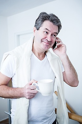 포토 JPG 백인 응시 남자 여유 중년 50대 실내 한명 서기 웃음 들기 상반신 앞모습 스마트폰 커피잔 통화 중년남자한명만 국내포토 서양인 1 시선 감정 커피 뷰포인트 모션 잔 표정 사람 성인 내부 핸드폰 스마트기기 남자한명만 중년남자만 파일형식