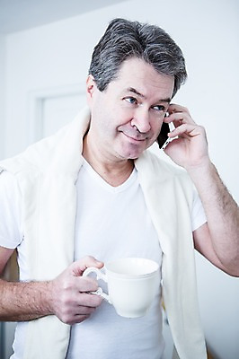 포토 JPG 백인 응시 남자 여유 중년 50대 실내 한명 서기 웃음 들기 상반신 앞모습 스마트폰 커피잔 통화 중년남자한명만 국내포토 서양인 1 시선 감정 커피 뷰포인트 모션 잔 표정 사람 성인 내부 핸드폰 스마트기기 남자한명만 중년남자만 파일형식