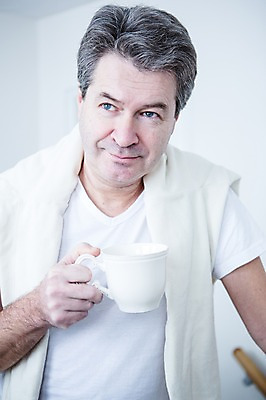 포토 JPG 백인 응시 남자 여유 중년 50대 실내 한명 서기 웃음 들기 상반신 앞모습 커피잔 중년남자한명만 국내포토 서양인 1 시선 감정 커피 뷰포인트 모션 잔 표정 사람 성인 내부 남자한명만 중년남자만 파일형식