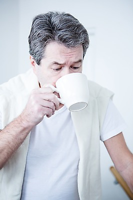 포토 JPG 백인 응시 남자 여유 커피 중년 50대 실내 한명 서기 들기 상반신 앞모습 마시기 커피잔 중년남자한명만 국내포토 서양인 1 시선 감정 음료 뷰포인트 모션 잔 사람 성인 내부 남자한명만 중년남자만 파일형식