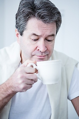 포토 JPG 백인 응시 남자 여유 중년 50대 실내 한명 서기 들기 상반신 앞모습 커피잔 중년남자한명만 국내포토 서양인 1 시선 감정 커피 뷰포인트 모션 잔 사람 성인 내부 남자한명만 중년남자만 파일형식
