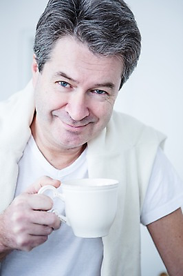 포토 JPG 백인 남자 여유 중년 50대 실내 한명 서기 웃음 들기 상반신 앞모습 커피잔 중년남자한명만 국내포토 서양인 1 감정 커피 뷰포인트 모션 잔 표정 사람 성인 내부 남자한명만 중년남자만 파일형식