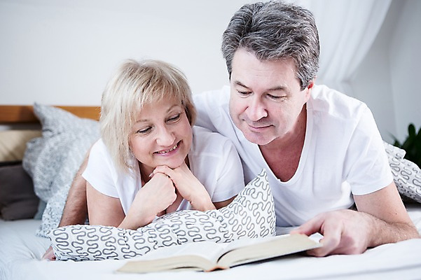 포토 JPG 백인 부부 응시 여자 남자 여유 엎드리기 중년 50대 가족 휴식 실내 웃음 상반신 두명 앞모습 책 독서 노부부 침대 부부라이프 중년만 국내포토 서양인 라이프스타일 커플 시선 감정 뷰포인트 가구 컨셉 관계 모션 표정 사람 성인 내부 성인만 파일형식