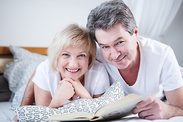 포토 JPG 백인 부부 여자 남자 여유 엎드리기 중년 50대 가족 휴식 실내 웃음 상반신 두명 앞모습 책 독서 노부부 침대 부부라이프 중년만 국내포토 서양인 라이프스타일 커플 감정 뷰포인트 가구 컨셉 관계 모션 표정 사람 성인 내부 성인만 파일형식