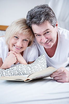 포토 JPG 백인 부부 여자 남자 여유 엎드리기 중년 50대 가족 휴식 실내 웃음 상반신 두명 앞모습 책 독서 노부부 침대 부부라이프 중년만 국내포토 서양인 라이프스타일 커플 감정 뷰포인트 가구 컨셉 관계 모션 표정 사람 성인 내부 성인만 파일형식