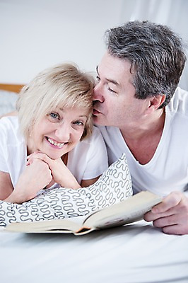 포토 JPG 백인 부부 여자 남자 여유 엎드리기 중년 50대 가족 휴식 키스 실내 웃음 상반신 두명 앞모습 책 눈감음 노부부 침대 부부라이프 중년만 국내포토 서양인 라이프스타일 커플 감정 뷰포인트 가구 컨셉 관계 모션 표정 사람 성인 내부 애정표현 성인만 파일형식