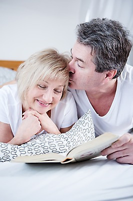 포토 JPG 백인 부부 여자 남자 여유 엎드리기 중년 50대 가족 휴식 키스 실내 웃음 상반신 두명 앞모습 눈감음 노부부 침대 부부라이프 중년만 국내포토 서양인 라이프스타일 커플 감정 뷰포인트 가구 컨셉 관계 모션 표정 사람 성인 내부 애정표현 성인만 파일형식