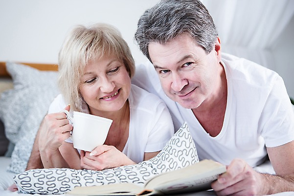 포토 JPG 백인 부부 응시 여자 남자 여유 엎드리기 중년 50대 가족 휴식 실내 웃음 들기 상반신 두명 앞모습 책 독서 노부부 침대 커피잔 부부라이프 중년만 국내포토 서양인 라이프스타일 커플 시선 감정 커피 뷰포인트 가구 컨셉 관계 모션 잔 표정 사람 성인 내부 성인만 파일형식