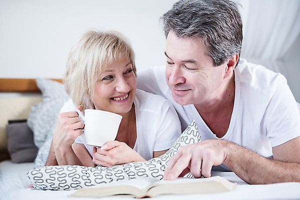 포토 JPG 백인 부부 응시 여자 남자 여유 엎드리기 중년 50대 가족 휴식 실내 웃음 들기 상반신 두명 앞모습 책 독서 노부부 침대 커피잔 부부라이프 중년만 국내포토 서양인 라이프스타일 커플 시선 감정 커피 뷰포인트 가구 컨셉 관계 모션 잔 표정 사람 성인 내부 성인만 파일형식