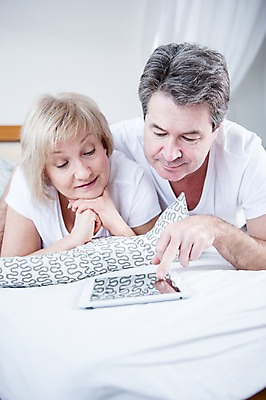 포토 JPG 백인 부부 응시 여자 남자 여유 엎드리기 중년 50대 가족 휴식 실내 웃음 상반신 두명 앞모습 태블릿 노부부 침대 부부라이프 중년만 국내포토 서양인 라이프스타일 커플 시선 감정 뷰포인트 가구 컨셉 관계 모션 표정 사람 성인 내부 전자제품 스마트기기 성인만 파일형식