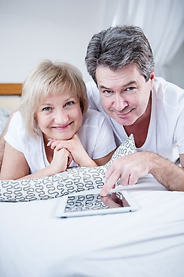 포토 JPG 백인 부부 여자 남자 여유 엎드리기 중년 50대 가족 휴식 실내 웃음 상반신 두명 앞모습 태블릿 노부부 침대 부부라이프 중년만 국내포토 서양인 라이프스타일 커플 감정 뷰포인트 가구 컨셉 관계 모션 표정 사람 성인 내부 전자제품 스마트기기 성인만 파일형식