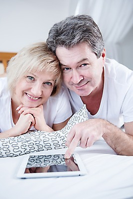 포토 JPG 백인 부부 여자 남자 여유 엎드리기 중년 50대 가족 휴식 실내 웃음 상반신 두명 앞모습 태블릿 노부부 침대 부부라이프 중년만 국내포토 서양인 라이프스타일 커플 감정 뷰포인트 가구 컨셉 관계 모션 표정 사람 성인 내부 전자제품 스마트기기 성인만 파일형식